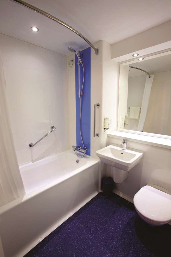Travelodge Birmingham Oldbury Олдбери Номер фото